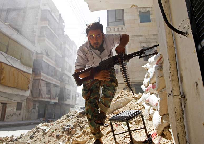 Combatente sírio corre durante combate em Aleppo