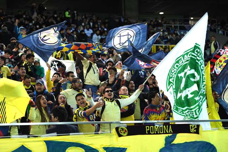 Torcida do América (MEX) levou uma bandeira da Chapecoense para a partida contra o Real Madrid, no Japão