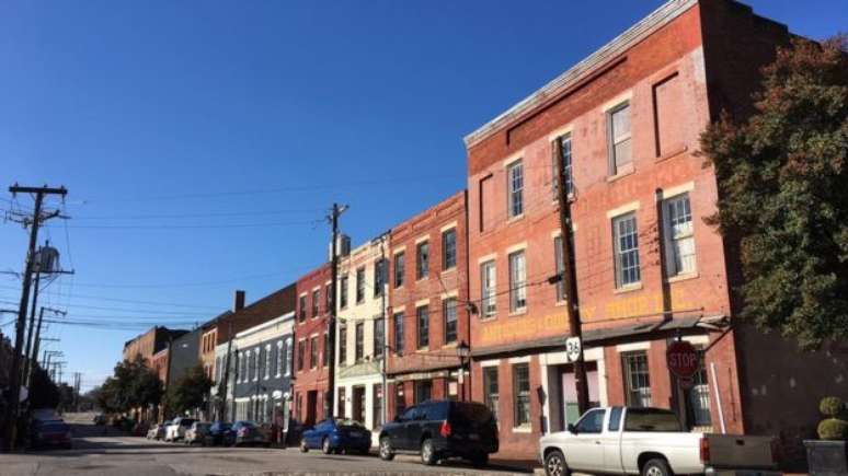 Fil&oacute;sofo mora atualmente em Petersburg, cidade com 30 mil habitantes vizinha a Richmond, no Estado de Virg&iacute;nia