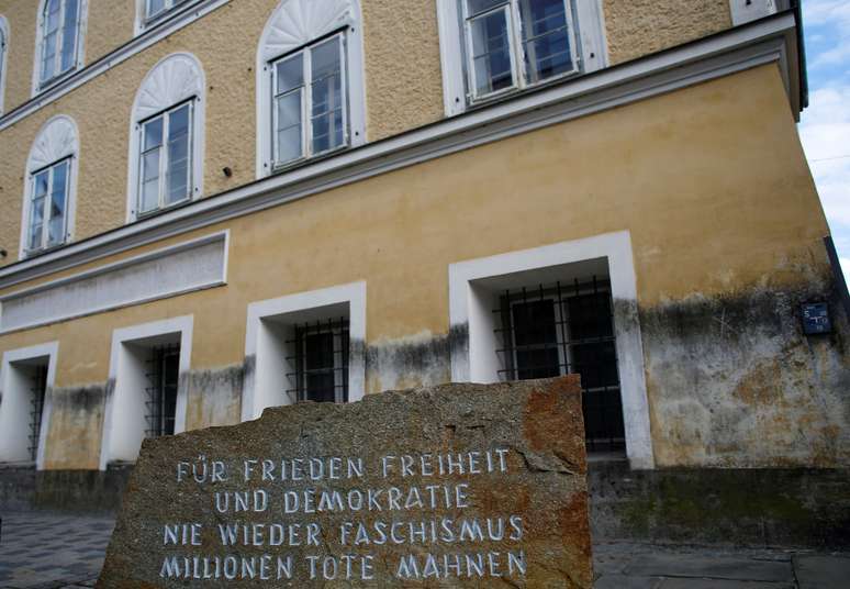 Uma pedra do lado de fora da casa em que Adolf Hitler nasceu, com a inscrição &#034;Por paz, liberdade e democracia, nunca mais o fascismo, milhões de mortos são uma advertência&#034;.
