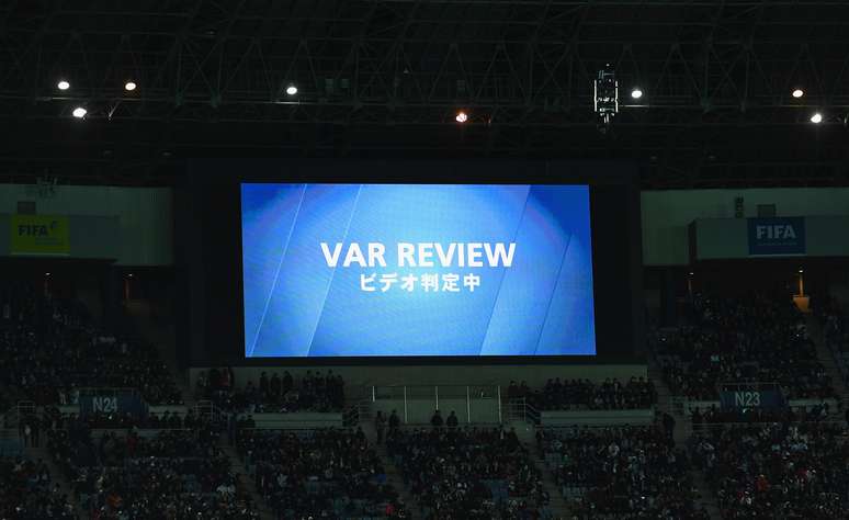 Telão do Estádio de Yokohama, no Japão, anuncia que jogada estava em análise por vídeo durante Real Madrid 2 x 0 América-MEX