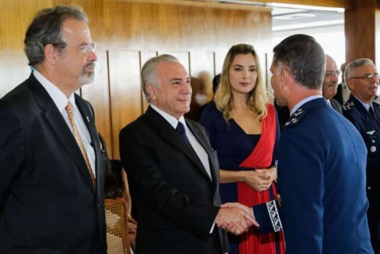 Brasília - Presidente Michel Temer acompanhado da primeira-dama Marcela Temer e o ministro da Defesa, Raul Jungmann, cumprimenta oficiais da Marinha, Exército e Aeronáutica em cerimônia no Clube Naval 