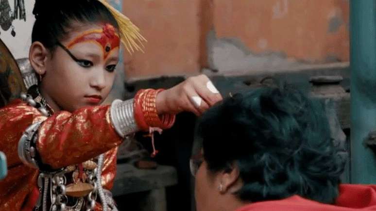  Durante as festividades,  fiéis fazem fila para receber a benção da kumari