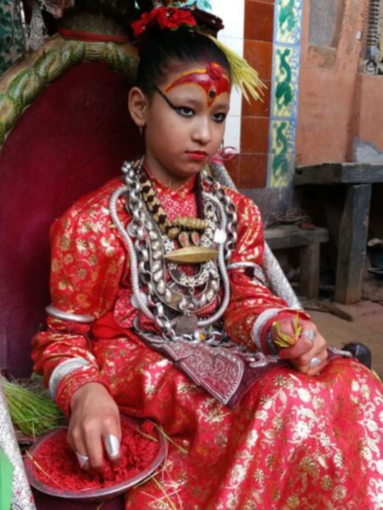 O reinado de uma kumari acaba com sua primera menstruação