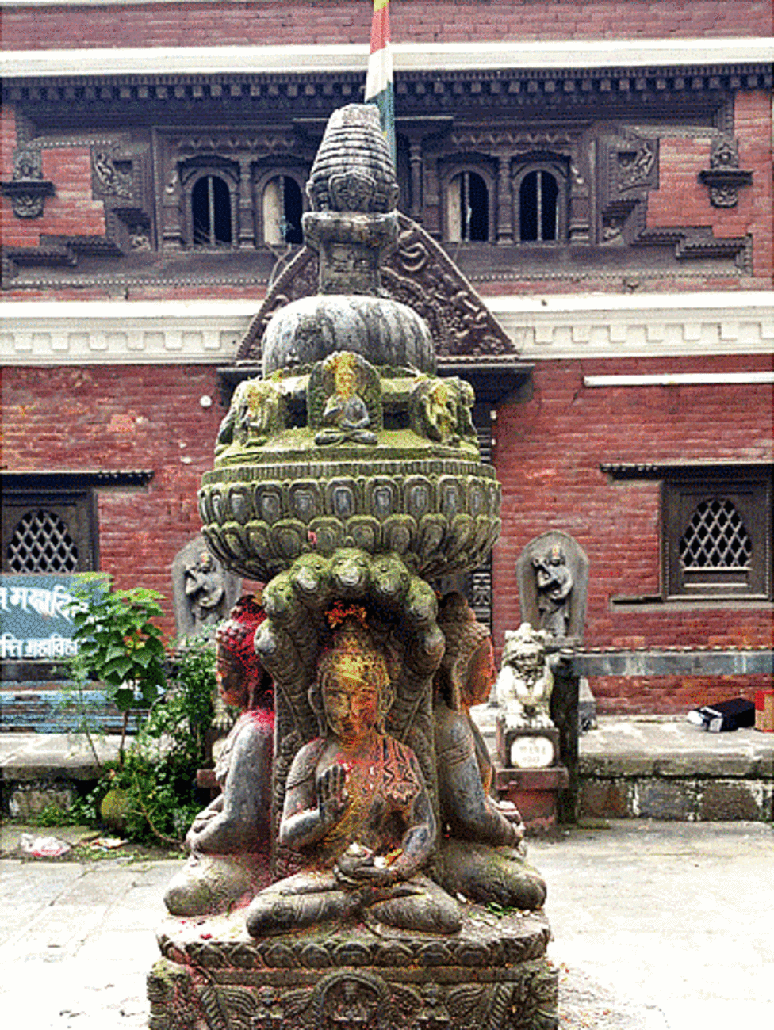 A kumari de Katmandu vive no Kumari Ghar,  palácio no centro da cidade