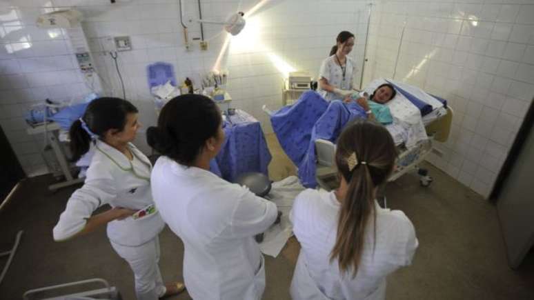 Equipe de enfermeiras observa mãe e bebê na Casa de Parto de São Sebastião, referência em parto com mínima interferência médica no Distrito Federal