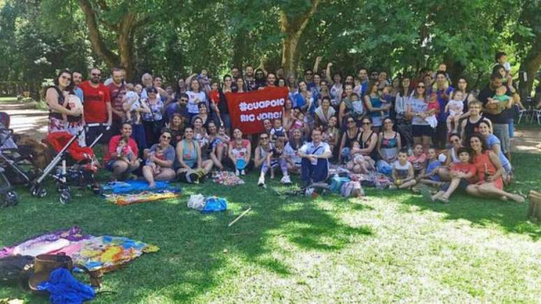 Ato de apoio a Ric Jones em parque de Porto Alegre; cassação de médico mobilizou ativistas do parto domiciliar