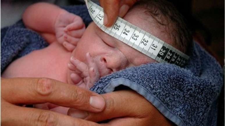 Medição de recém-nascido em parto domiciliar; dados sobre a segurança de se realizar um parto em casa ainda são controversos na bibliografia científica