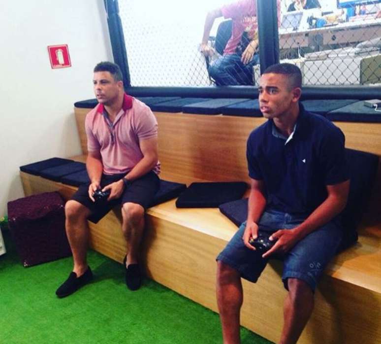 Gabriel Jesus já jogou videogame até com o Ronaldo Fenômeno