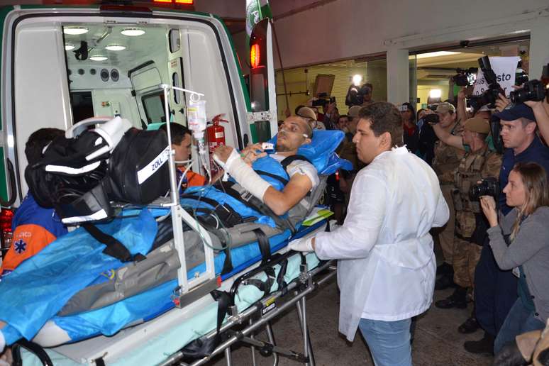 Jogador Neto, último sobrevivente resgatado da tragédia com o avião que levava a delegação da Chapecoense, chega ao Hospital da Unimed após desembarcar no aeroporto de Chapecó (SC).