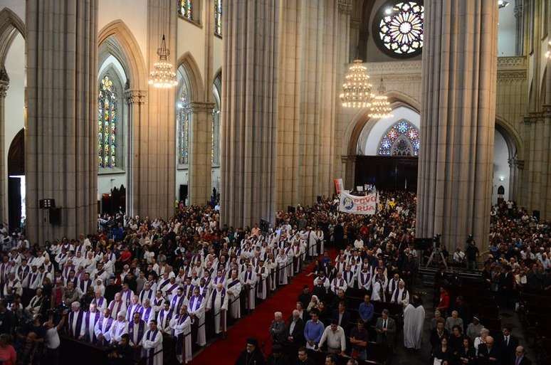 Uma celebra&ccedil;&atilde;o solene, na Catedral Metropolitana da S&eacute;, no centro da capital paulista, hoje &agrave; tarde, marca a despedida de dom Paulo Evaristo Arns, depois de aproximadamente 44 horas de vel&oacute;rio