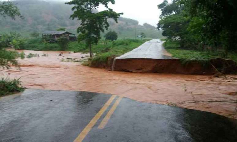 Em Marilac, a população ficou ilhada depois que uma enxurrada levou a principal ligação da cidade com Governador Valadares