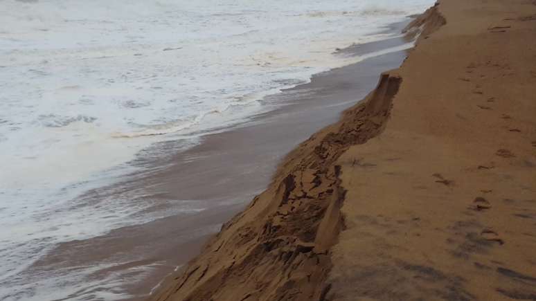 Para bióloga do Tamar, tais eventos extremos, como o temporal que levou a faixa de areia embora em Regência, estão se tornando cada vez mais comuns.