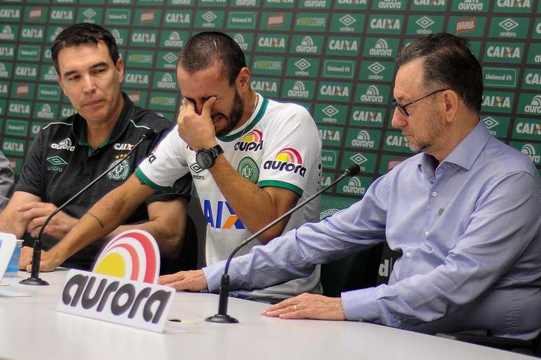 O jogador Alan Ruschel da Chapecoense concede entrevista coletiva na Arena Condá em Chapecó, SC, na manhã deste sábado (17). O jogador é um dos sobreviventes da tragédia com o avião que levava a delegação da Chapecoense para uma partida oficial de futebol na Colômbia. 