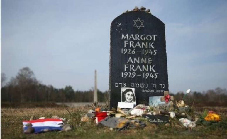 Um túmulo simbólico para Anne Frank e sua irmã, Margot, foi colocado no local onde funcionou o campo de concentração de Bergen-Belsen 