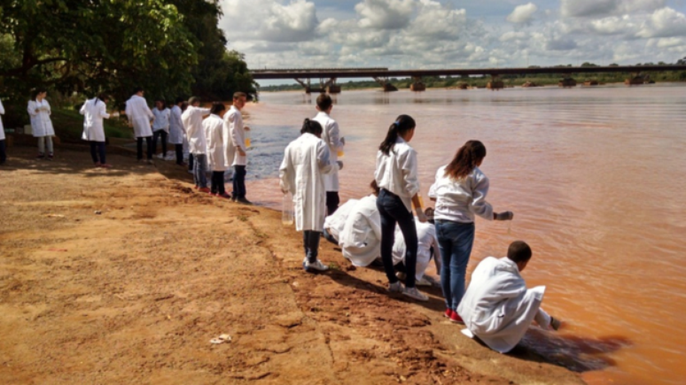 Alunos de Nogueira foram até o rio Doce recolher amostras para análise e distribuíram filtros de água para famílias ribeirinhas 