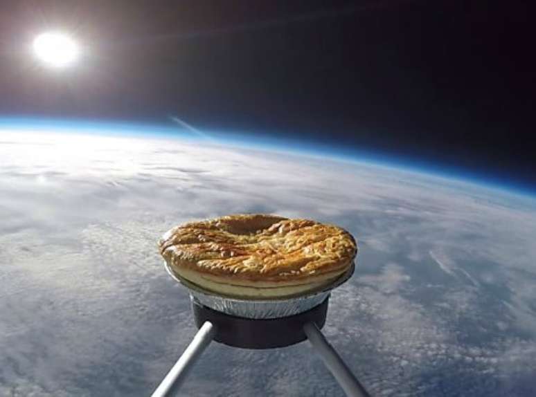 Um grupo de britânicos lançou uma torta de carne e batata ao espaço.
