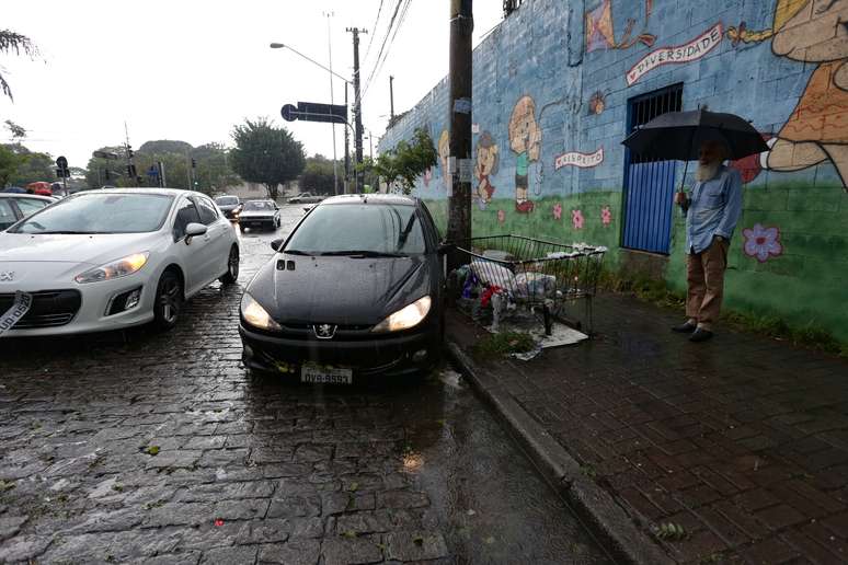 Chuva causa danos a carros e motos na Rua Comendador Joaquim Monteiro próximo a Avenida Braz Leme na zona norte de São Paulo (SP)