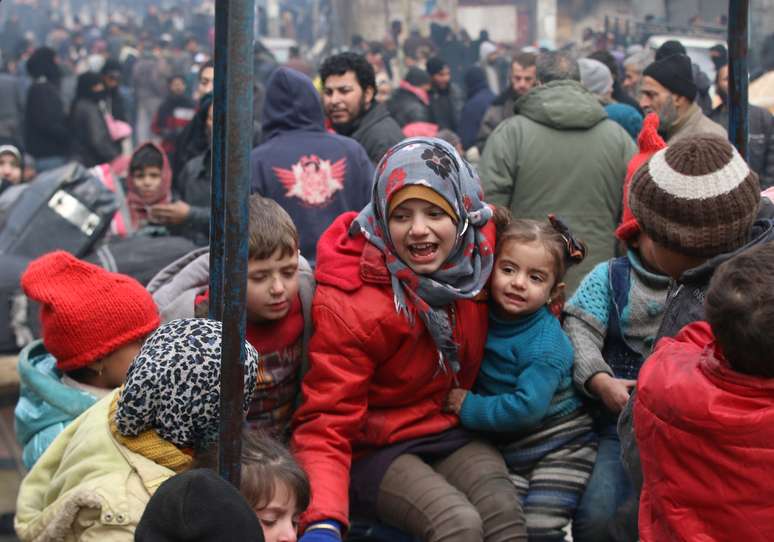 Muitas das pessoas retiradas de Aleppo são crianças ou mulheres 