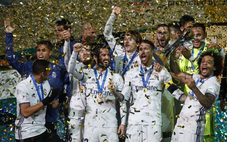 Real Madrid ergue o troféu de campeão no Mundial de Clubes da Fifa