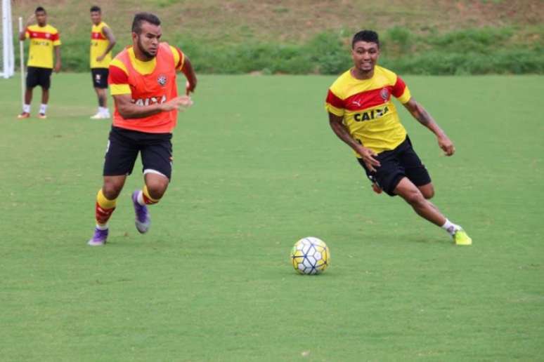 José Welison( de colete) disputa bola com o atacante Kieza em treino do Vitória ( Foto: Divulgação)