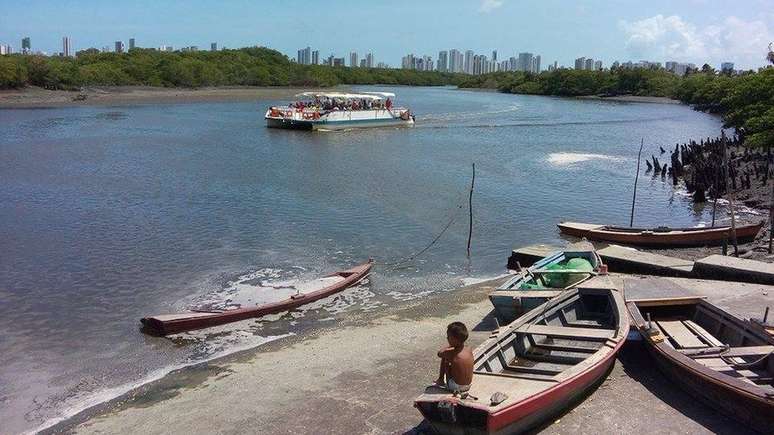 Passeio de catamarã no entorno da Ilha de Deus; revitalização abriu oportunidade de turismo como atividade econômica
