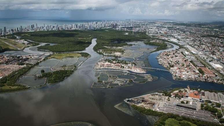No centro da imagem, a Ilha de Deus, no Recife, em registro de 2012, durante processo de urbanização da área antes tomada por palafitas