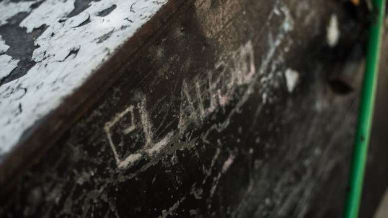 Inscri&ccedil;&atilde;o em carrocinha que serve de guarda-roupas para Claudio; morador de rua vive de esmolas, ajuda de moradores e um benef&iacute;cio do governo federal 