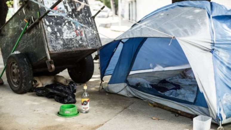 Objetos pessoais de Claudio em pra&ccedil;a de Fortaleza; alcoolismo foi um dos problemas que motivaram ida para as ruas 