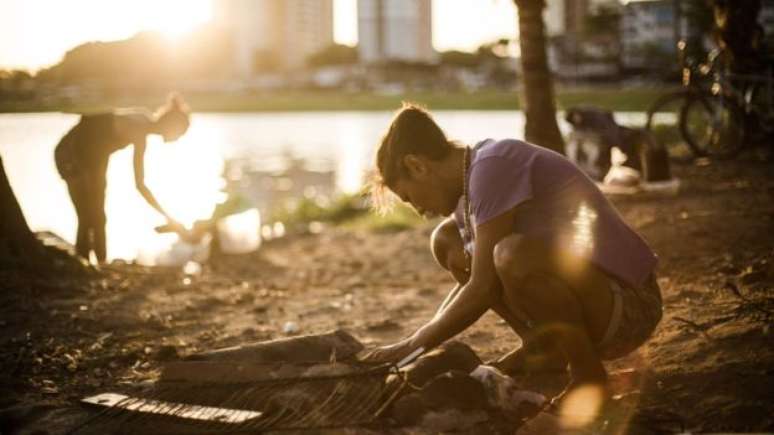Moradoras de rua na capital cearense; entidades estimam que 400 mil pessoas vivam nessas condi&ccedil;&otilde;es no Brasil 