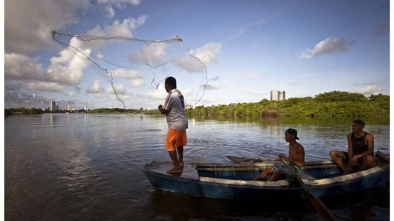 Apesar de escassa, pesca tradicional ainda é alternativa de renda para moradores da região
