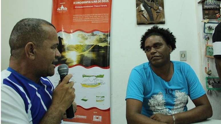 Edson Fly (à dir. na foto), em transmissão na rádio Boca da Ilha; comunicação ajuda a mobilizar comunidade