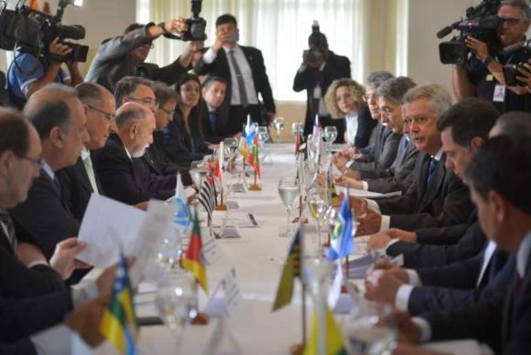 Governadores reunidos em Brasília para cobrar do governo federal a renegociação das dívidas dos estados com a União 