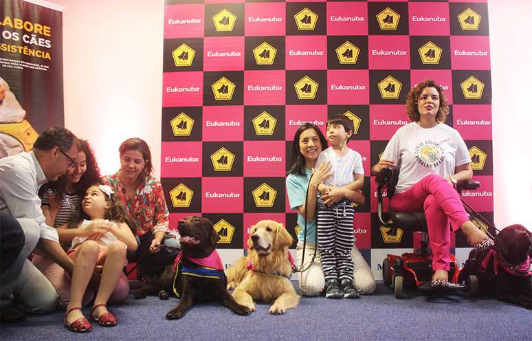 As fam&iacute;lias das tr&ecirc;s pessoas que receberam os c&atilde;es