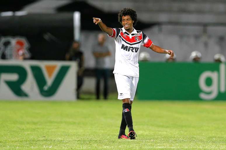 Keno, no Santa Cruz, comemora seu gol durante partida contra o Atlético-MG, pelo Campeonato Brasileiro 2016