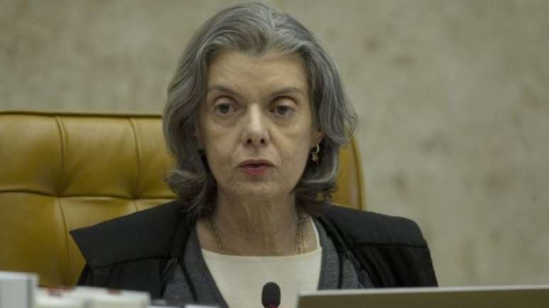 A presidente do STF, Cármen Lúcia, negou a repórteres os rumores de que poderia assumir a presidência 