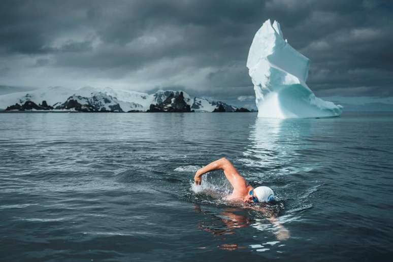 Fotografia de 13 de dezembro de 2016 mostra o ativista britânico Lewis Pugh durante sua travessia na Antártida