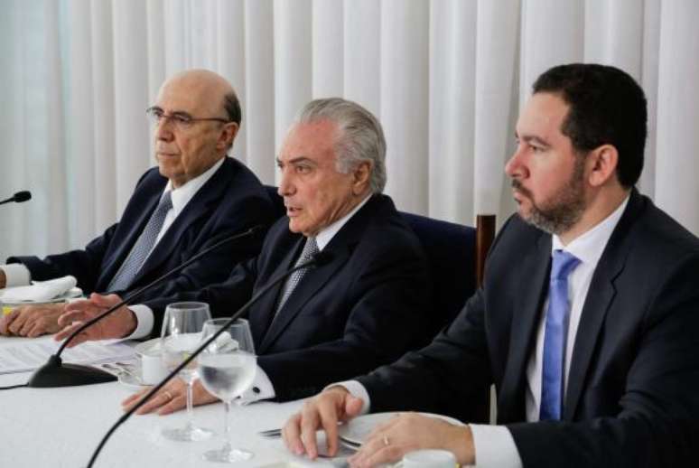 Brasília - O presidente Michel Temer, acompanhado dos ministros Henrique Meirelles, da Fazenda, e Dyogo Oliveira, do Planejamento, recebe jornalistas durante café da manhã no Palácio da Alvorada 