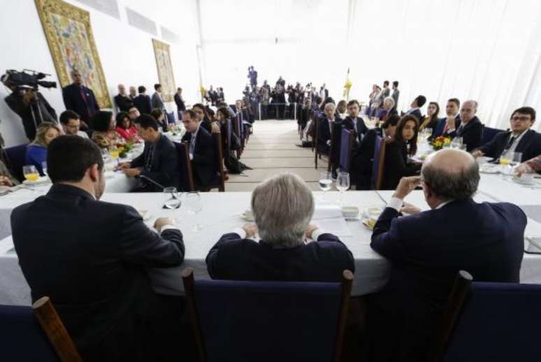 O presidente Michel Temer, acompanhado dos ministros Henrique Meirelles,da Fazenda, e Dyogo Oliveira, do Planejamento, recebe jornalistas para café da manhã no Palácio da Alvorada
