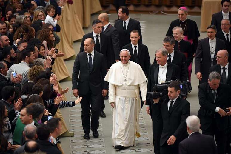 Francisco explicou que a reforma do governo da Igreja "não tem finalidade estética" e não pode ser entendida como "uma espécie de avivamento, maquiagem ou truque para embelezar o velho corpo curial, e nem mesmo como uma operação de cirurgia plástica para tirar as rugas".