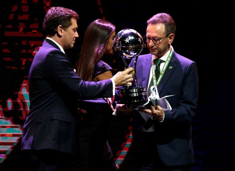 Chapecoense recebe troféu de campeã da Sul-Americana em evento da Conmebol
