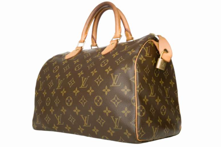 A Louis Vuitton é uma empresa especializada na produção de bolsas e malas de viagens, feitas em couro e lona