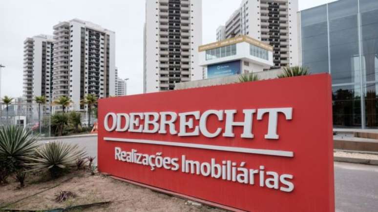 Placa da Odebrecht em obra da Vila Olímpica no Rio; empresa fechou acordo que prevê, segundo procuradores da Operação Lava Jato, pagamento da maior multa do mundo em reconhecimento de delitos de corrupção.