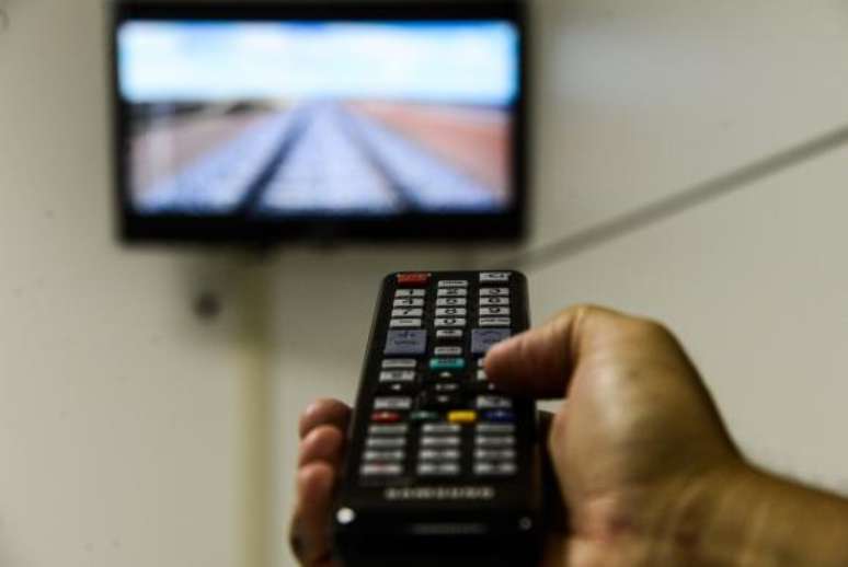 O total de domicílios com aparelho de televisão que não tinham antena parabólica, nem TV por assinatura, nem  digital aberta passou de 28,5%, em 2013, para 23,1%, em 2014, e chegou a 19,7%, em 2015 -