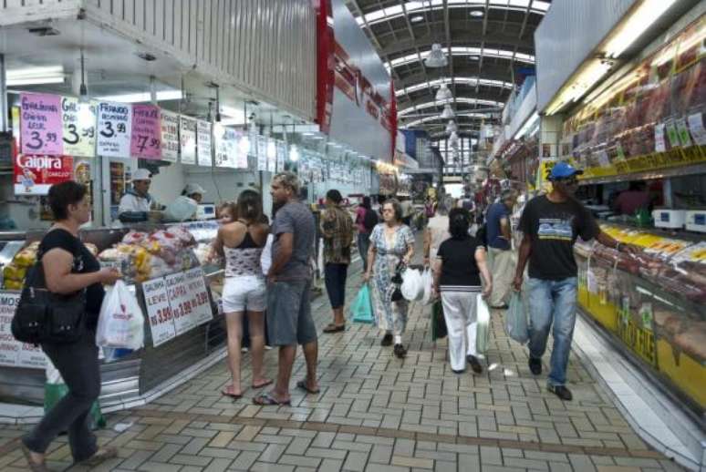 Consumidores fazem compras em supermercado