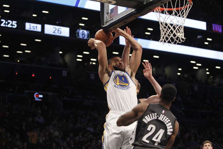 Golden State Warriors marca contra Brooklyn Nets em jogo da NBA