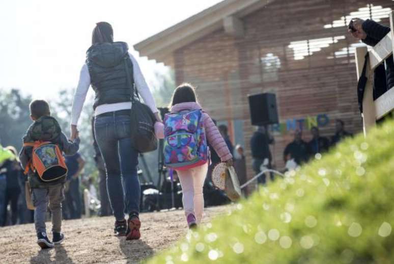 Amatrice – Pais acompanham seus filhos ao primeiro dia de aula depois do terremoto que atingiu a região central da Itália