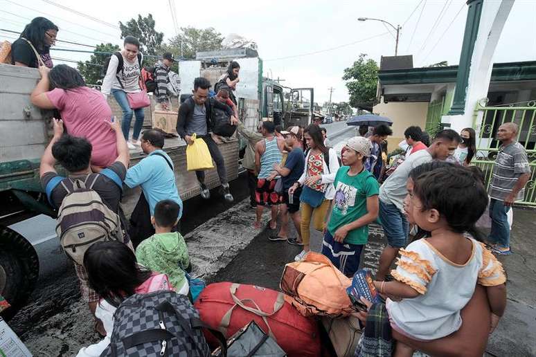 Com ventos sustentados de 175 km/h e sequências de 215 km/h, o tufão, conhecido como Nina nas Filipinas, previsivelmente tocará terra na tarde do domingo e cruzará o arquipélago, de leste a oeste, durante os próximos três dias.