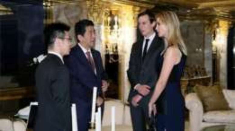 As especulações sobre o papel de Ivanka no futuro governo dos EUA surgiram depois que ela participou de uma reunião com o primeiro-ministro do Japão Shinzo Abe (centro)