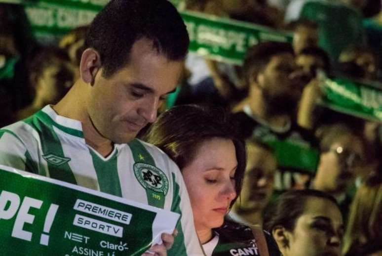 A tragédia da Chapecoense comoveu o mundo e várias homenagens foram feitas via redes sociais